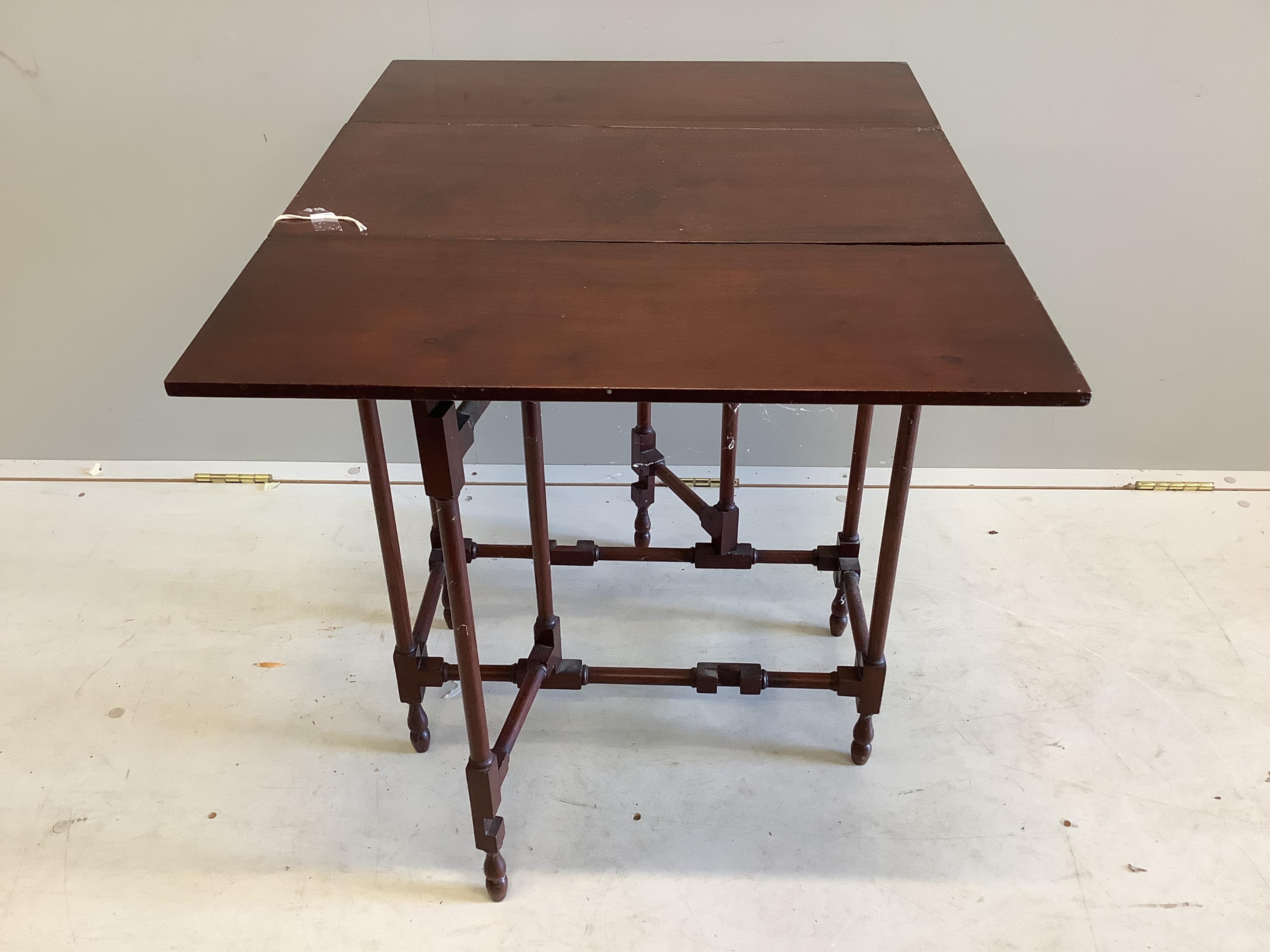 A small late Victorian mahogany Sutherland table, on spider leg supports, width 56cm, depth 27cm, height 62cm